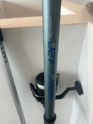 Caña de pescar con carrete y piqueta