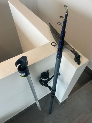 Caña de pescar con carrete y piqueta