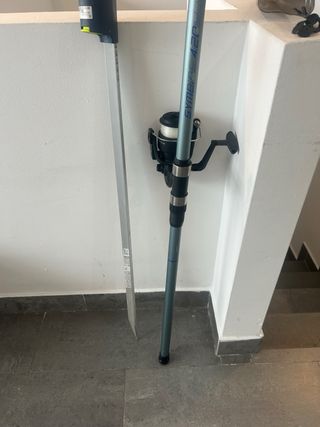 Caña de pescar con carrete y piqueta