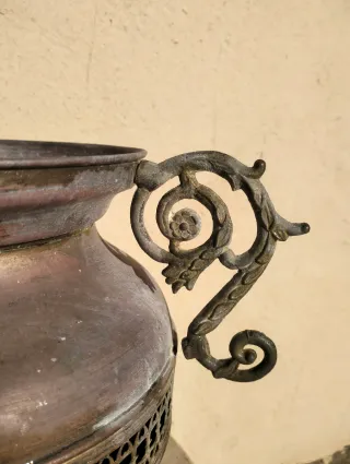 Jarrón cobre y metal con asas decorativas