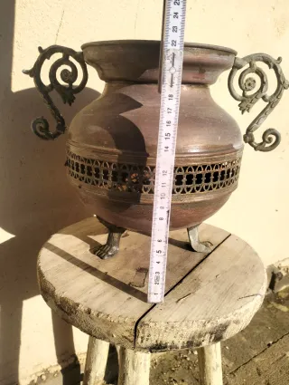 Jarrón cobre y metal con asas decorativas