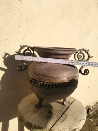 Jarrón cobre y metal con asas decorativas