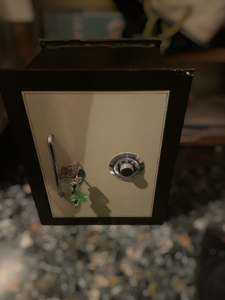 Caja Fuerte Pesada con Combinación y Llave