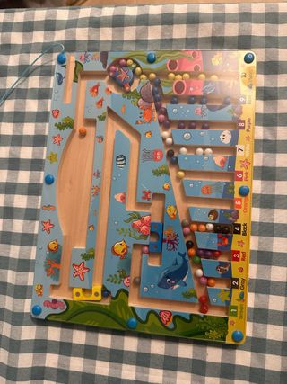 Laberinto magnético de madera con cuentas