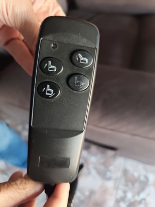 Sillón de masaje marrón, reclinable y con mando.