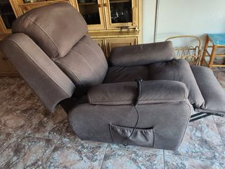 Sillón de masaje marrón, reclinable y con mando.