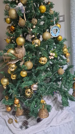 Árbol de Navidad Dorado con Adornos