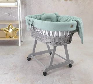 Moisés de mimbre natural