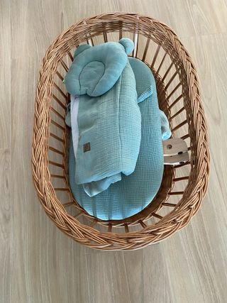 Moisés de mimbre natural