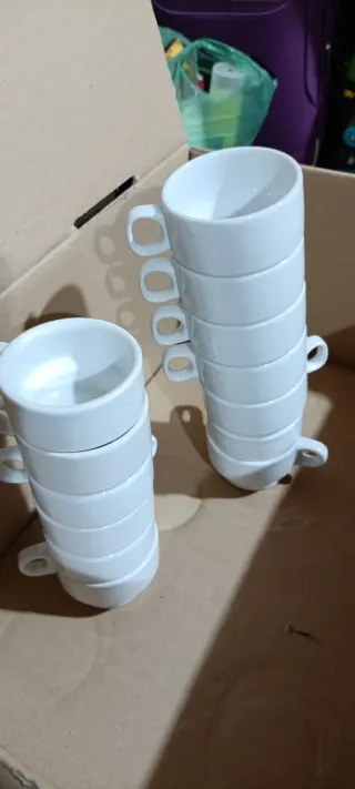 Tazas de café y platos de porcelana blanca