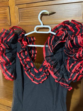 Traje de flamenca negro y rojo