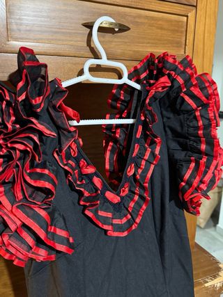 Traje de flamenca negro y rojo