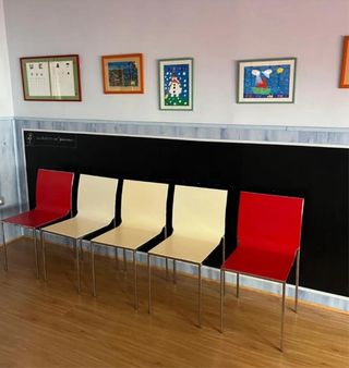 Sillas polipropileno apilables (beige y rojo)