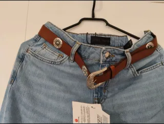 Pantalón vaquero ancho con cinturón