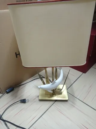 Lámpara de mesa con delfín dorado