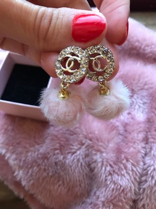 Brincos pompons rosa bebé com detalhe dourado