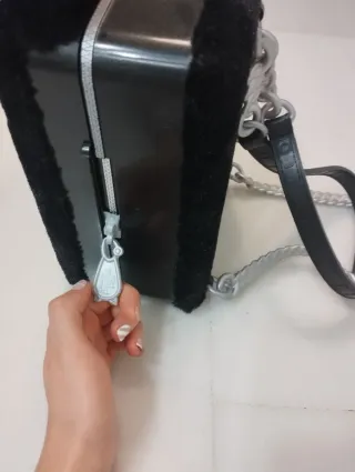 Bolso Negro Peluche Gato casa de muñecas interior