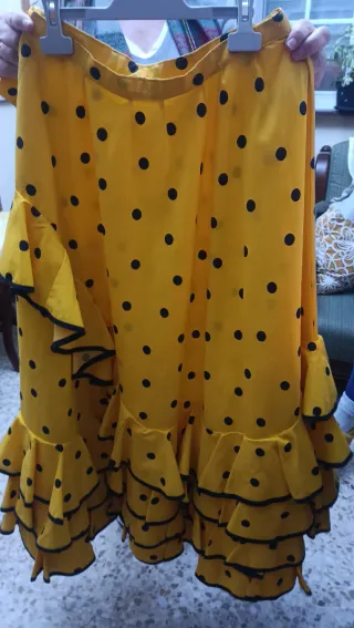 Falda flamenca y mantoncillo lunares