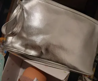 Bolso de mano plateado o neceser nuevos y dorado