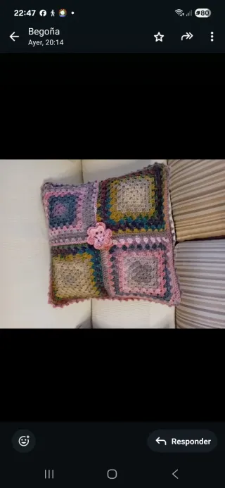 Cojín de crochet gris y blanco, verde  blanco rosa