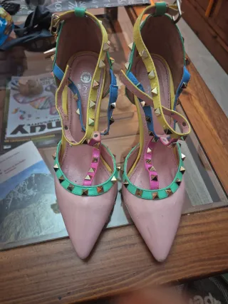 Zapatos de tacón multicolor con tachuelas
