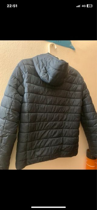 Plumas negro con capucha