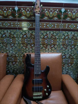 Bajo Yamaha 5 cuerdas