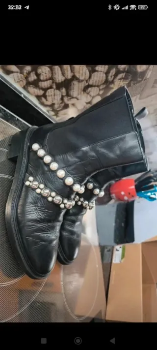 Botines de piel negros con perlas