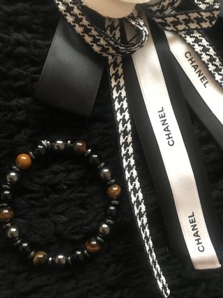 Broche Camélia Chanel Preto e Branco