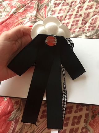 Broche Camélia Chanel Preto e Branco