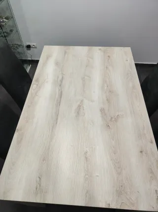 Mesa de comedor extensible y sillas.