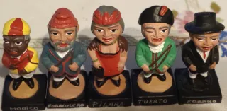 Figuras de barro comparsa cabezudos Zaragoza.