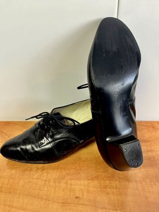 Zapatos de señora negros de charol