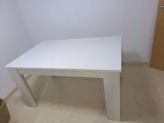 Mesa de comedor blanca de madera