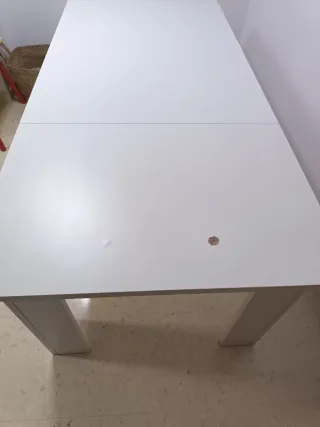 Mesa de comedor blanca de madera