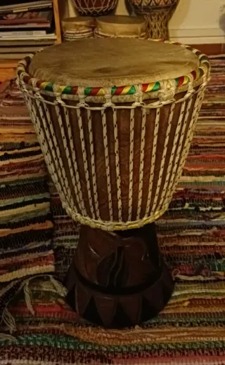 Djembe africano de madera