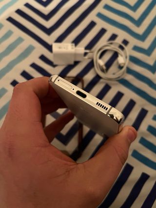 Telefono bianco e grigio con accessori