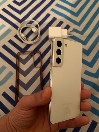 Telefono bianco e grigio con accessori