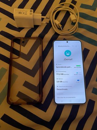 Telefono bianco e grigio con accessori