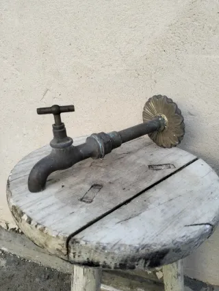 Antiguo grifo de metal