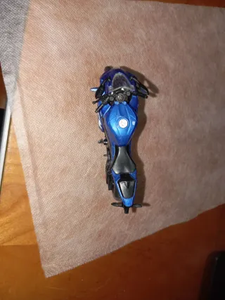 Moto giocattolo Suzuki blu