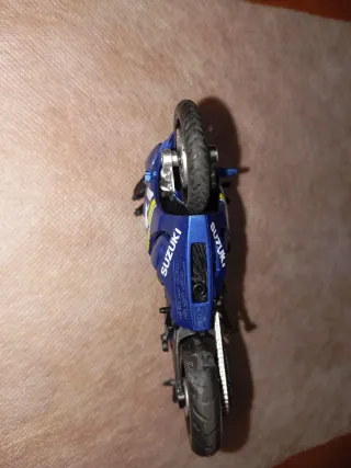 Moto giocattolo Suzuki blu
