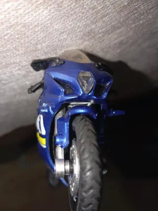 Moto giocattolo Suzuki blu
