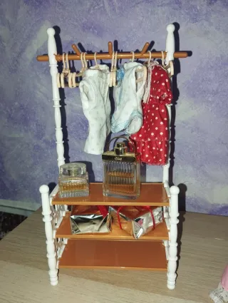 Perchero para muñecas Barriguitas o similares.