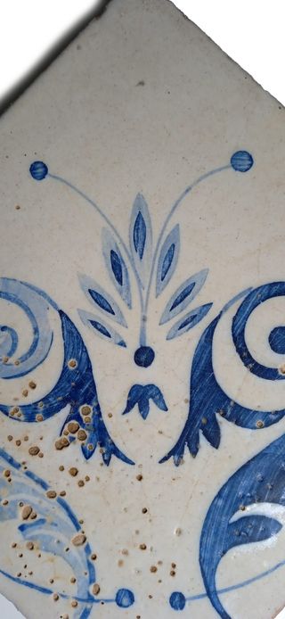 Azulejo antiguo decorado azul