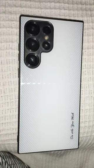 Samsung Galaxy S23 Ultra con la sua scatola verde