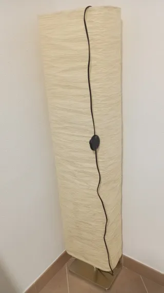 Lámpara de pie beige y plateada