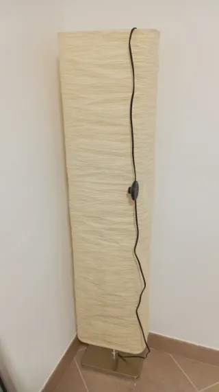 Lámpara de pie beige y plateada