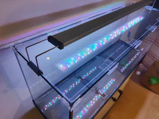 Acuario con mesa negro y blanco Aquatlantis