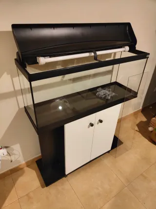 Acuario con mesa negro y blanco Aquatlantis